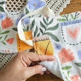 Set composto da bavetta + lavetta , fantasia fiori nelle tasche