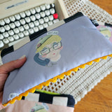 Pochette artigianale con interno impermeabile – Collezione Jessica Fletcher