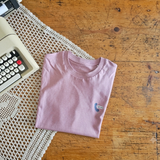 T-shirt Jessica Fletcher Rosa in Cotone Biologico – Preordine - Edizione Limitata