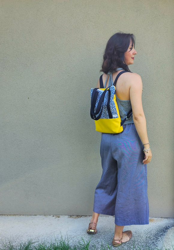 PREORDINE: Zaino Enola in similpelle gialla con tasca sul retro, fantasia geometrica blu