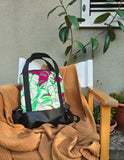 Zaino Enola in cotone e similpelle nera con tasca sul retro, fantasia fluo foliage