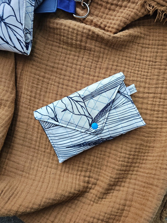 Pochette morbida con impunture a forma di busta con bottoncino automatico, fantasia Soffio di vento blu