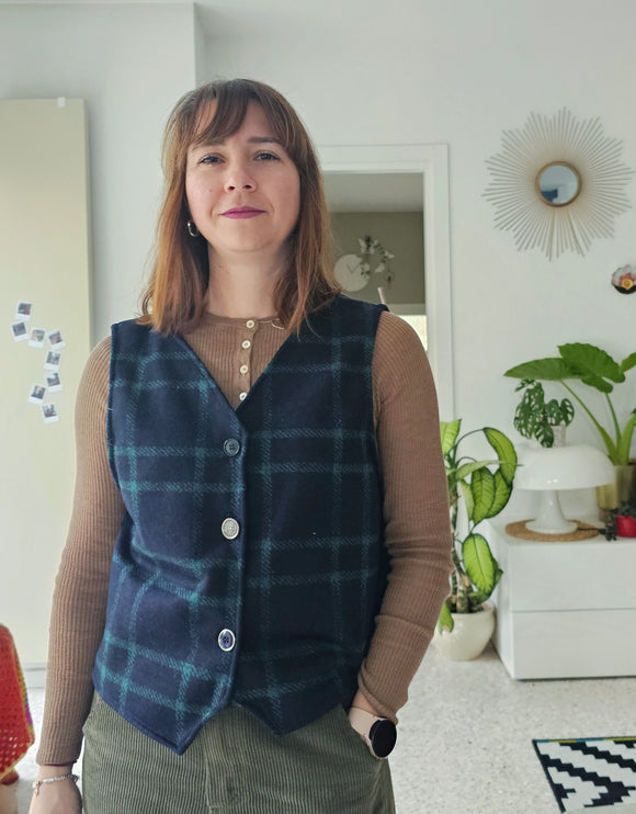 Gilet in lana tartan blu e verde con bottoni vintage