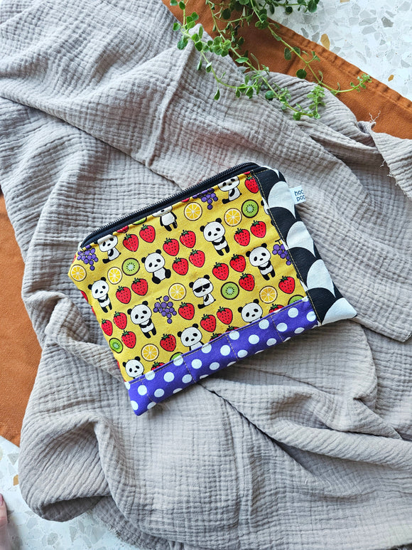 Pochette morbida recycled con impunture in cotone e similpelle, fantasia panda con gli occhiali