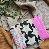 Pochette morbida recycled con impunture in cotone e similpelle, 3 fantasie