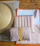Kit nascita con fasciatoio da viaggio impermeabile, asciugamano e maxi busta fantasia tulipani