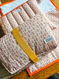 Kit nascita con fasciatoio da viaggio impermeabile, asciugamano e maxi busta fantasia tulipani