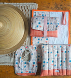 Kit nascita con fasciatoio da viaggio impermeabile, bavetta, asciugamano e maxi busta fantasia conigli con occhiali