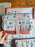 Kit nascita con fasciatoio da viaggio impermeabile, bavetta, asciugamano e maxi busta fantasia conigli con occhiali