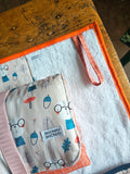 Kit nascita con fasciatoio da viaggio impermeabile, bavetta, asciugamano e maxi busta fantasia conigli con occhiali