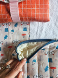 Kit nascita con fasciatoio da viaggio impermeabile, bavetta, asciugamano e maxi busta fantasia conigli con occhiali