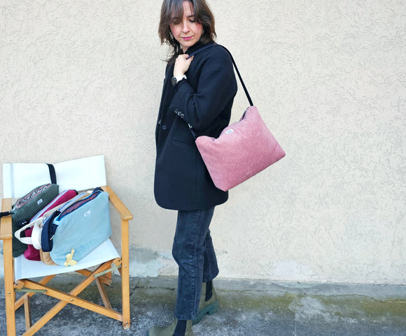 Borsa morbida in velluto orchidea con tracolla regolabile, fantasia geometrica