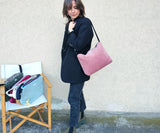 Borsa morbida in velluto orchidea con tracolla regolabile, fantasia geometrica