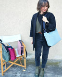 Borsa morbida in velluto fiordaliso con tracolla regolabile, fantasia margherite blu