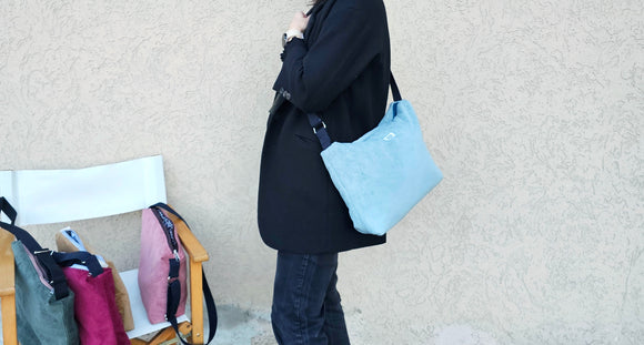 Borsa morbida in velluto fiordaliso con tracolla regolabile, fantasia margherite blu