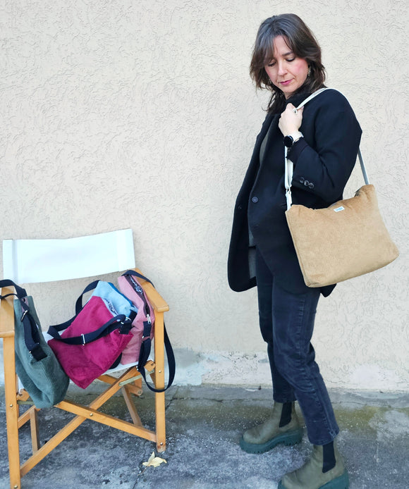 Borsa morbida in velluto nocciola con tracolla regolabile, fantasia tribale