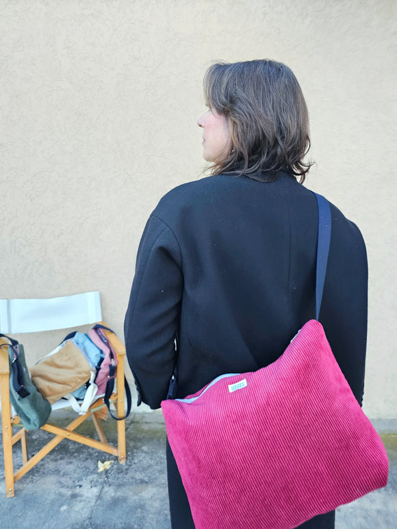 Borsa morbida in velluto merlot con tracolla regolabile, fantasia provenzale