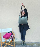 Borsa morbida in velluto pino mugo con tracolla regolabile, fantasia greca astratta