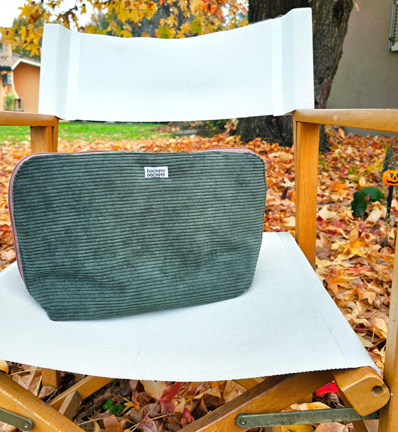 Beauty multiuso imbottito in velluto a costine pino mugo e interno in tessuto con 4 tasche, fantasia greca astratta