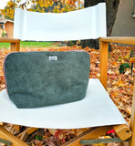 Beauty multiuso imbottito in velluto a costine pino mugo e interno in tessuto con 4 tasche, fantasia greca astratta