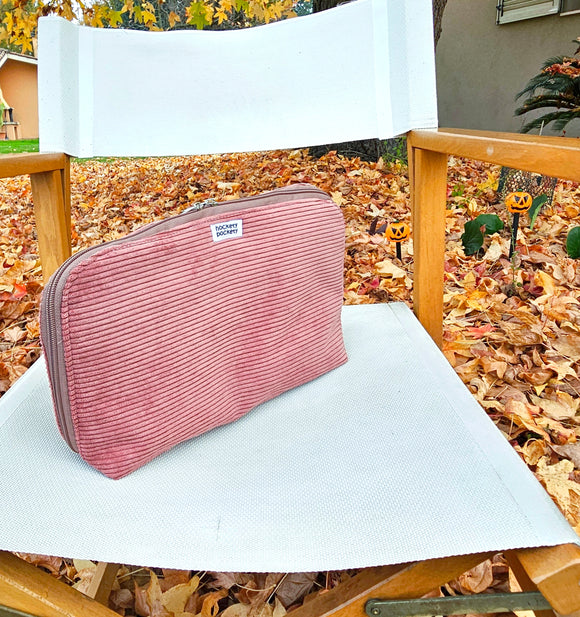 Beauty multiuso imbottito in velluto a costine orchidea e interno in tessuto con 4 tasche, fantasia geometrica