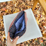 Beauty multiuso imbottito in velluto a costine orchidea e interno in tessuto con 4 tasche, fantasia geometrica