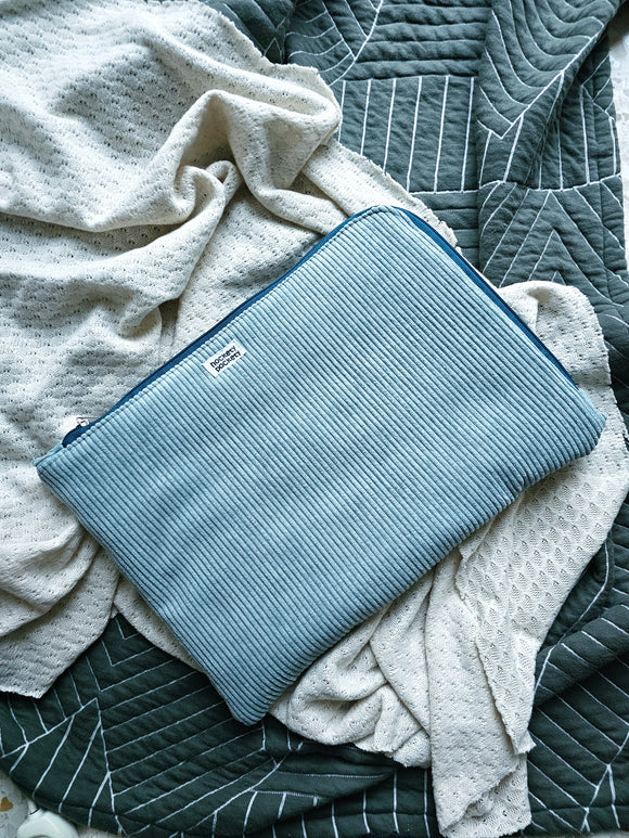 Cover imbottita per pc da 16 pollici in velluto color fiordaliso e interno con margherite blu