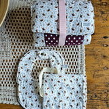 Kit nascita composto da fasciatoio da viaggio impermeabile, bavetta e lavetta, fantasia tartarughe