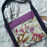 Borsa da spalla in similpelle vinaccia con tasca davanti, fantasia cosmos e peonie