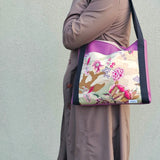 Borsa da spalla in similpelle vinaccia con tasca davanti, fantasia cosmos e peonie