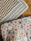 Organizer multiuso artigianale imbottito con interno impermeabile | fatto a mano, fantasia Bloom