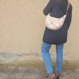 Moon Bag in cotone imbottito – Borsa a mezzaluna floreale con tracolla regolabile | Fantasia Bloom