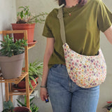 Moon Bag in cotone imbottito – Borsa a mezzaluna floreale con tracolla regolabile | Fantasia Bloom