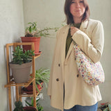 Moon Bag in cotone imbottito – Borsa a mezzaluna floreale con tracolla regolabile | Fantasia Bloom