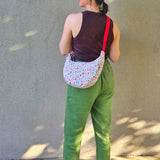 Moon Bag in cotone imbottito – Borsa a mezzaluna floreale con tracolla regolabile | Fantasia Prato di Maggio