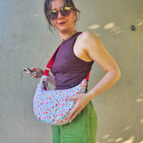 Moon Bag in cotone imbottito – Borsa a mezzaluna floreale con tracolla regolabile | Fantasia Prato di Maggio