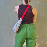 Moon Bag in cotone imbottito – Borsa a mezzaluna floreale con tracolla regolabile | Fantasia Prato di Maggio