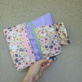Portafoglio Bloom artigianale in cotone e similpelle – portatessere handmade