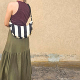 Moon Bag in cotone imbottito – Borsa a mezzaluna a righe bianco e nero con tracolla regolabile
