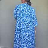Kimono in viscosa leggerissima, fantasia Ikat Blu e Bianco