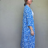 Kimono in viscosa leggerissima, fantasia Ikat Blu e Bianco