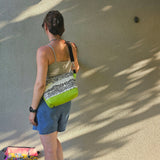 Borsa a tracolla con tasca segreta in twill e similpelle – lime o rosa corallo