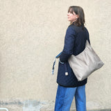 Borsa MOU in tessuto scamosciato color tortora – tracolla regolabile