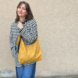Borsa MOU in tessuto scamosciato color senape – tracolla regolabile