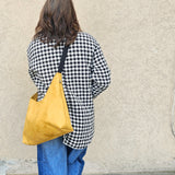 Borsa MOU in tessuto scamosciato color senape – tracolla regolabile