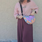 Moon Bag in cotone imbottito – Borsa a mezzaluna geometrica con tracolla regolabile | Fantasia Ziggy