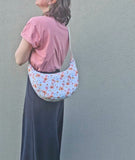 Moon Bag in cotone imbottito – Borsa a mezzaluna floreale con tracolla regolabile | Fantasia Cosmos