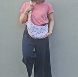 Moon Bag in cotone imbottito – Borsa a mezzaluna floreale con tracolla regolabile | Fantasia Cosmos