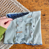 Completo bambino dinosauri minimal – Berretto e scaldacollo in jersey di cotone verde salvia, taglia 3/5 anni
