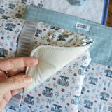 Kit nascita – fasciatoio da viaggio, asciugamano e maxi busta impermeabile artigianale, fantasia elefantini